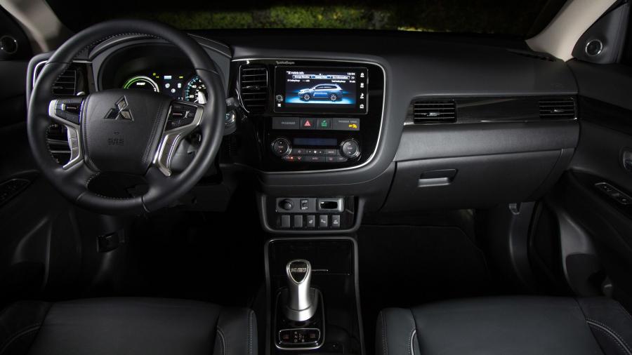 Торпедо Mitsubishi Outlander PHEV 2017 года  (NA) (фото 51 из 70)